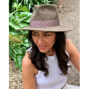 https://koguis.com.au/318-2148-thickbox/gitano-unisex-decorated-band-feather.jpg
